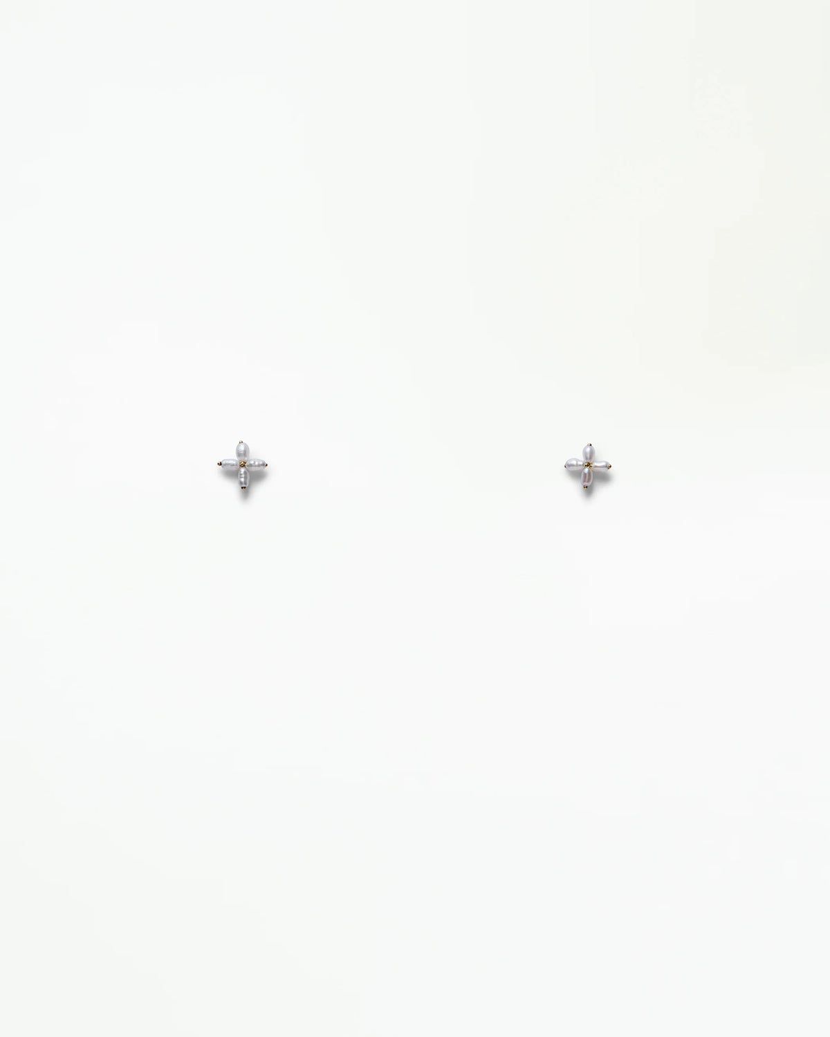 wwake / small pearl clover stitch stud earrings