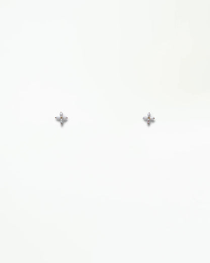 wwake / small pearl clover stitch stud earrings