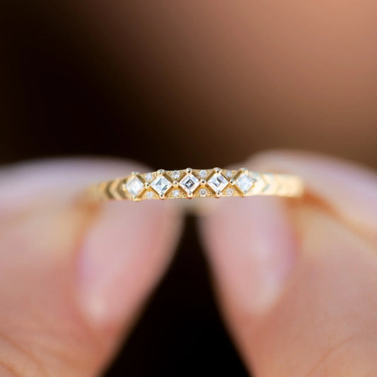 engraved chevron pattern band with carre diamonds