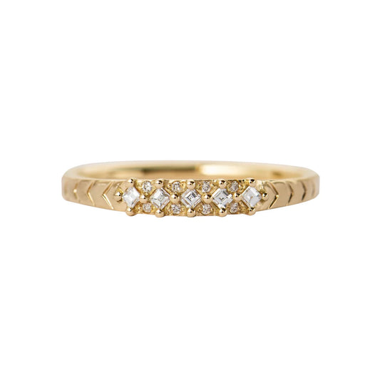 engraved chevron pattern band with carre diamonds